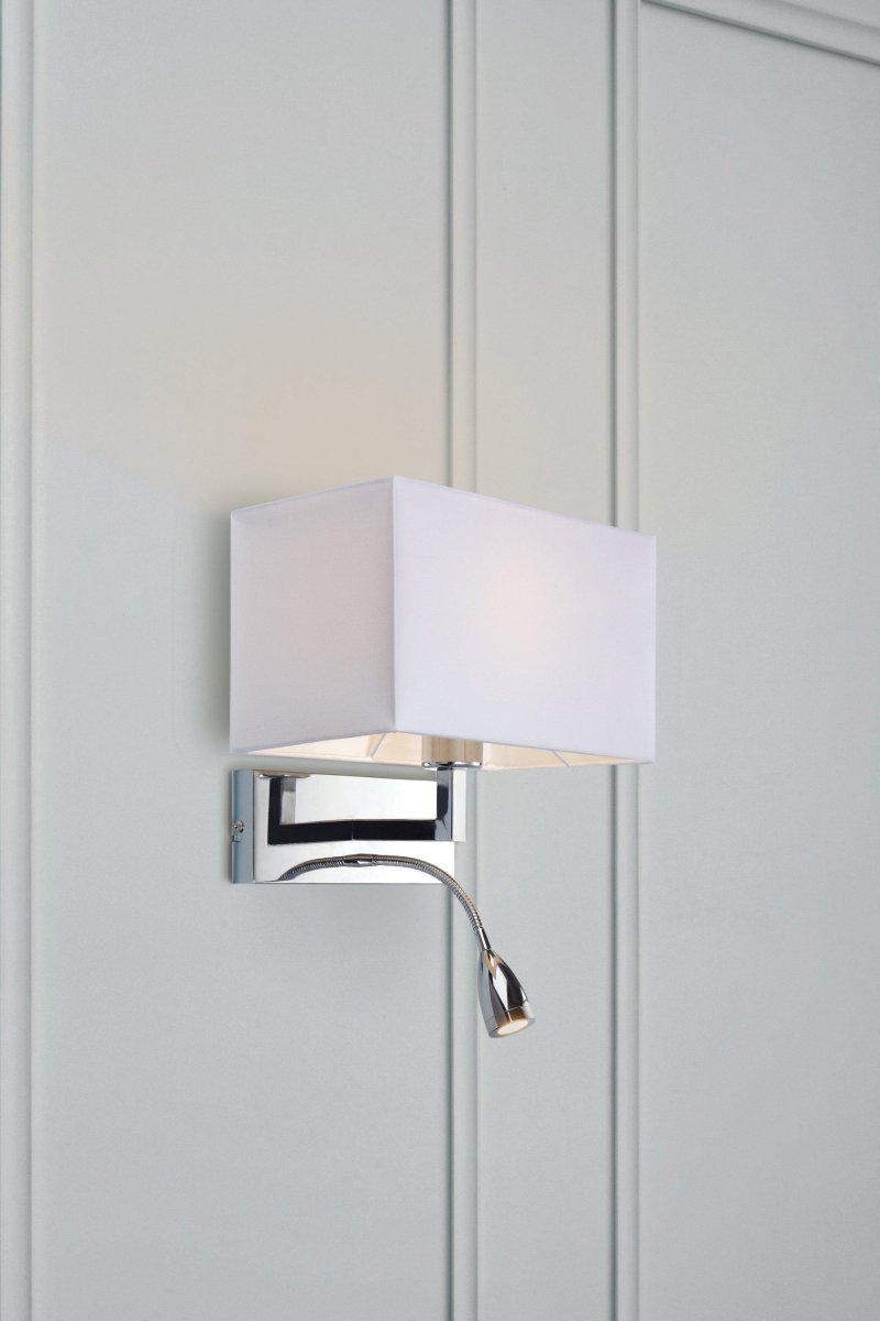 Savoy Chrom læselampe Fra Markslöjd - Den rektangulære skærm i kombination med den fleksible LED-lampe på 3W giver både et atmosfærisk skær og praktisk lys til løsning.