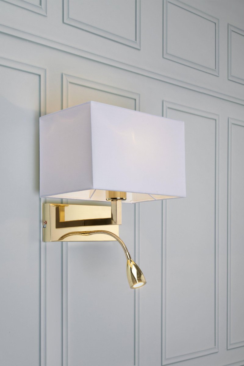 Savoy Messing læselampe Fra Markslöjd - Den rektangulære skærm i kombination med den fleksible LED-lampe på 3W giver både et atmosfærisk skær og praktisk lys til løsning.