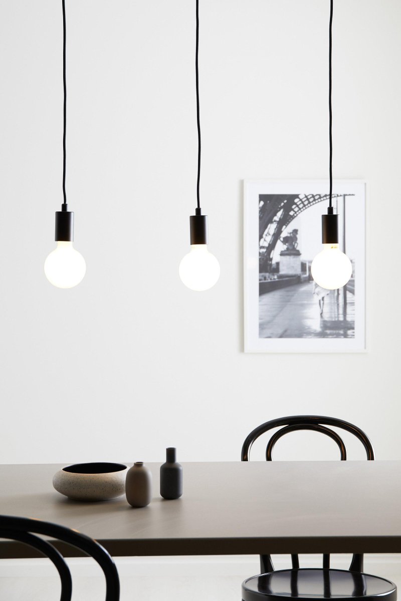 Sky 68cm Sort loftslampe Fra Markslöjd - Denne stilfulde loftspendel i sort metal er et elegant alternativ til belysning over et spisebord eller køkken.