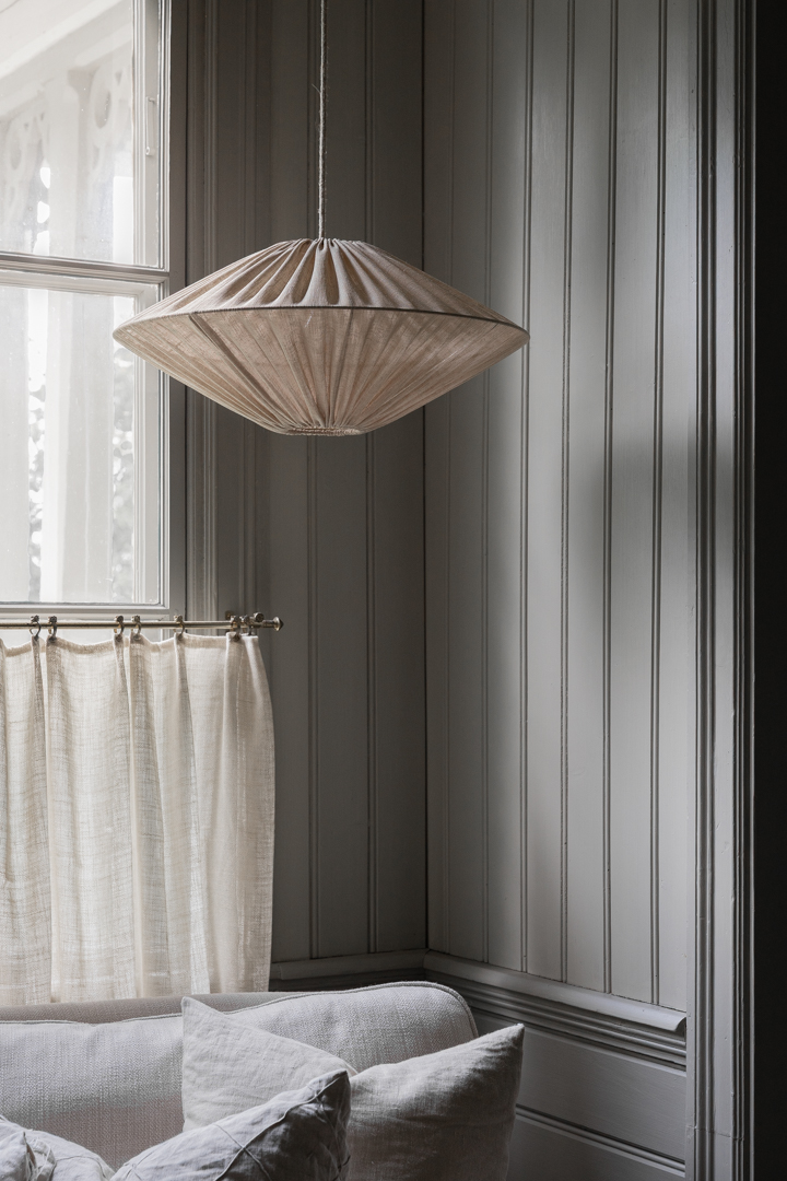 Figo Skærm Ekskl. Ophæng Ø58 Sand loftslampe Fra Alde & Lind - Stoffet er lavet af genbrugspolyester, men har et flot "h&oslash;rlook" i farven "sand".