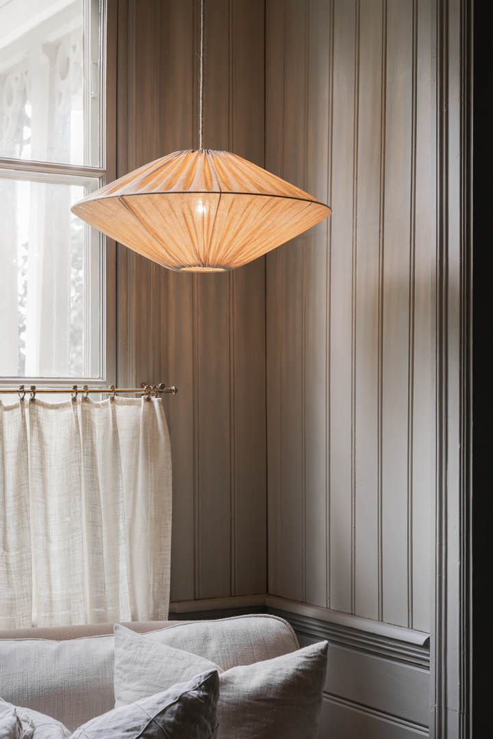 Figo Skærm Ekskl. Ophæng Ø58 Sand loftslampe Fra Alde & Lind - Stoffet er lavet af genbrugspolyester, men har et flot "h&oslash;rlook" i farven "sand".
