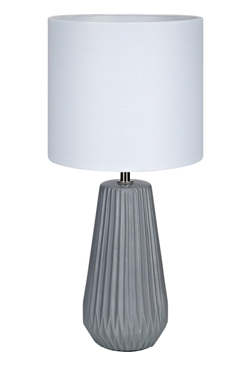 Nicci 40cm Grå bordlampe Fra Markslöjd - Den minimalistiske form gør lampen alsidig og nem at placere i både stuer og soveværelser, og den er særdeles velegnet til dem, der leder efter en tidløs og funktionel belysningsløsning.