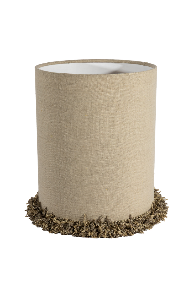Lampshade Cylinder Fringe Ø22 Natur Fra Alde & Lind - Kanterne er omhyggeligt foldet, og langs den nederste kant løber en dekorativ, kraftig blondefryns, der giver lampeskærmen en elegant og eksklusiv detalje.