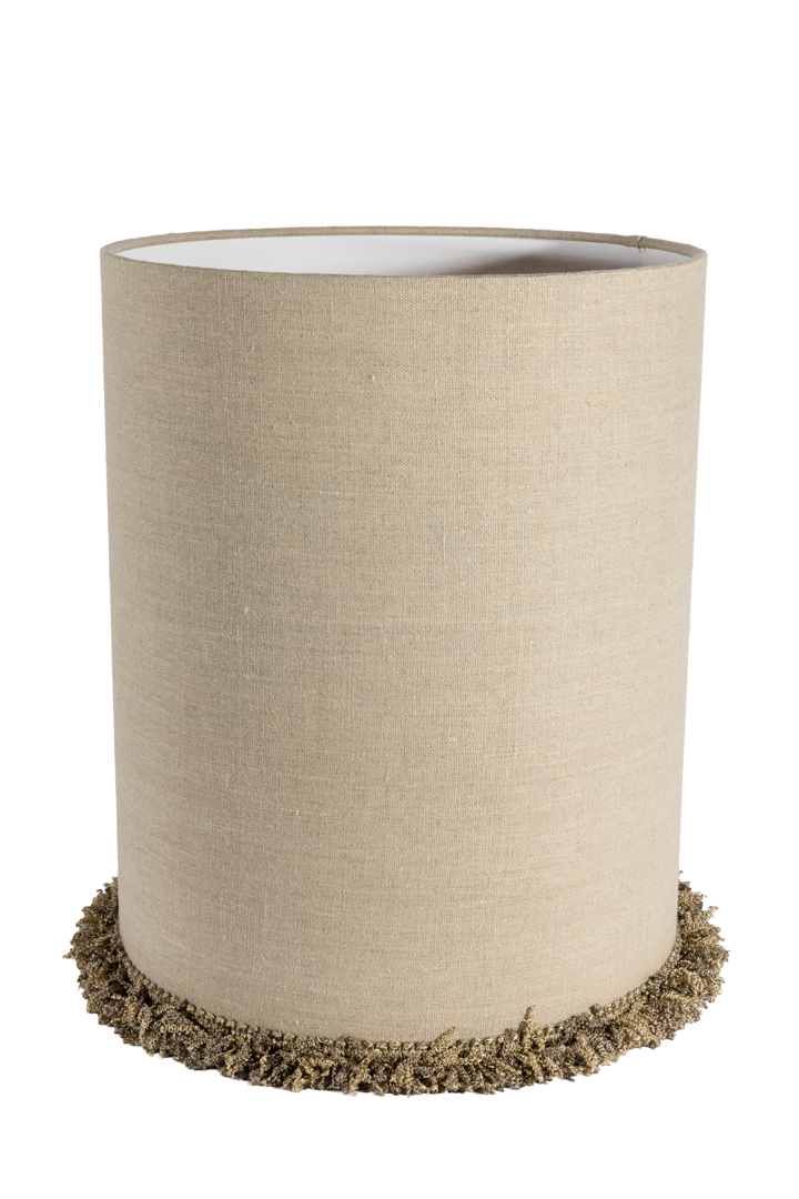 Lampshade Cylinder Fringe Ø30 Natur Fra Alde & Lind - Kanterne er omhyggeligt foldet, og langs den nederste kant løber en dekorativ, kraftig blondefryns, der giver lampeskærmen en elegant og eksklusiv detalje.