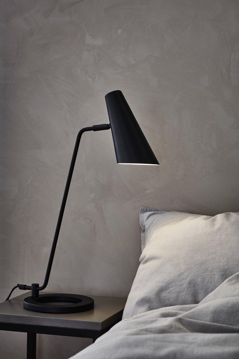 Cal 50cm Sort skrivebordslampe Fra Markslöjd - Bordlampen Cal er stilfuld og sober.