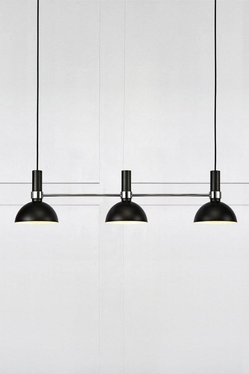 Larry 100cm Sort loftslampe Fra Markslöjd - Larry loftlampen med tre kupler er en klassiker i en moderne vintage, perfekt til køkkenbordet eller køkkenet.