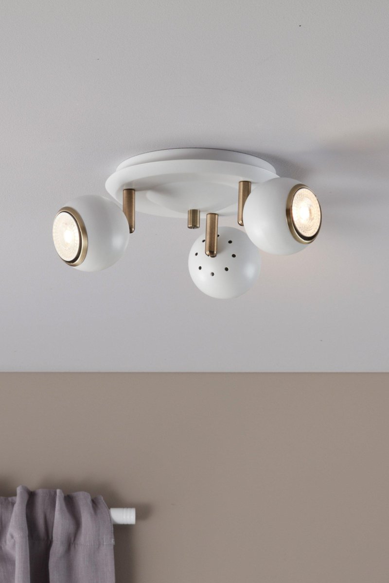Coco 3 Hvid spotlight Fra Markslöjd - Coco er en moderne loftslampe med tre justerbare spots, der tilbyder en elegant og funktionel belysningsløsning.