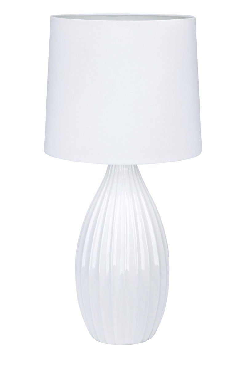 Stephanie 50cm Hvid bordlampe Fra Markslöjd - Stephanie er en moderne bordlampe med en klassisk, hvid keramisk fod og en hvid tekstilskærm.