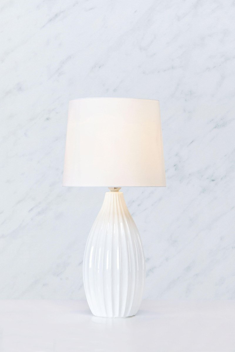 Stephanie 50cm Hvid bordlampe Fra Markslöjd - Stephanie er en moderne bordlampe med en klassisk, hvid keramisk fod og en hvid tekstilskærm.