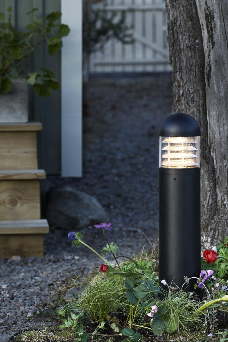 Pullertlampe 6W 60cm Sort Garden 24 Fra Markslöjd - Garden 24 er IP44-klassificeret og tilpasset til have- og udend&oslash;rsbelysning, som du nemt kan installere.
