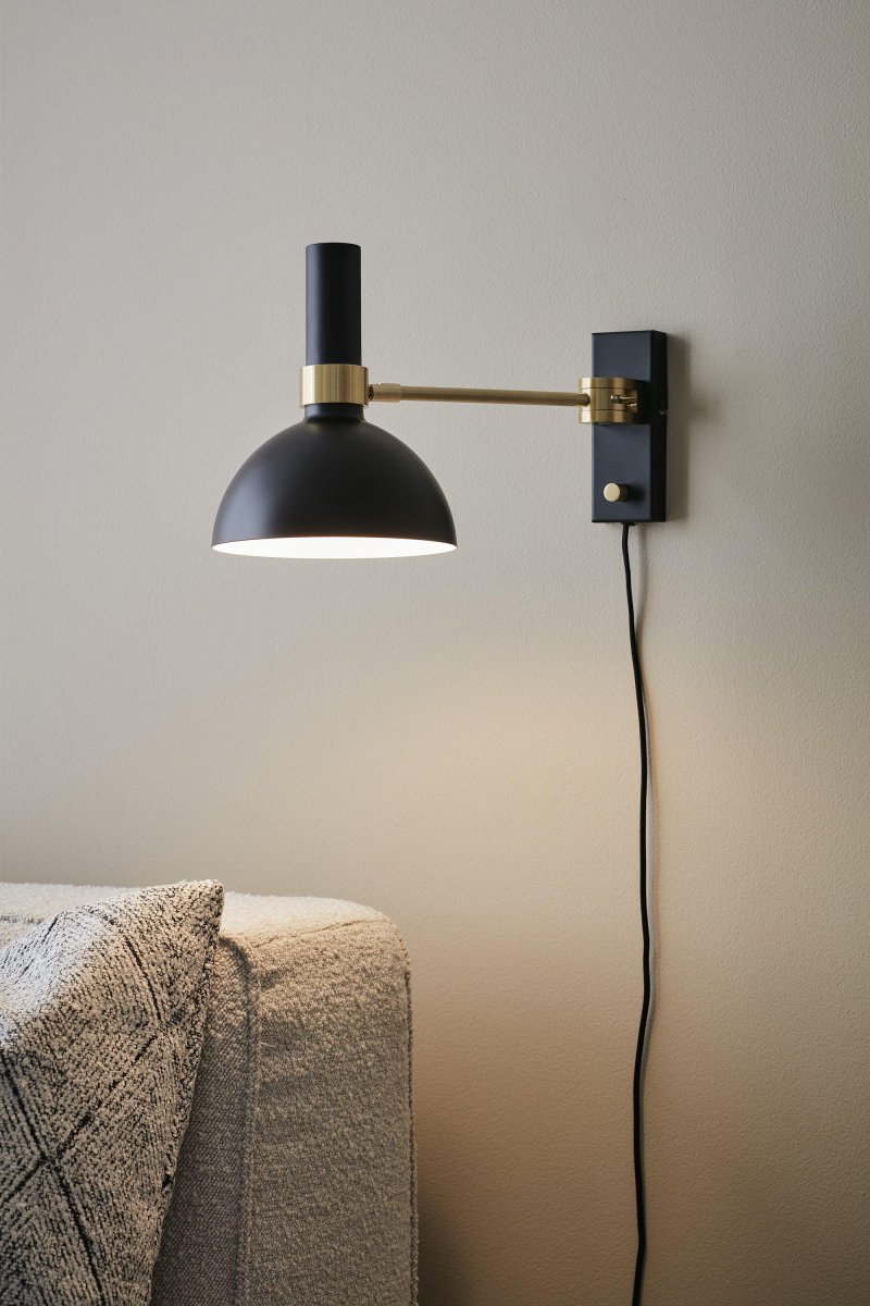 Larry 40cm Sort væglampe Fra Markslöjd - Med sin indbyggede lysdæmper og muligheden for at dreje 180 grader til venstre og højre giver den maksimal fleksibilitet og stemningsbelysning.