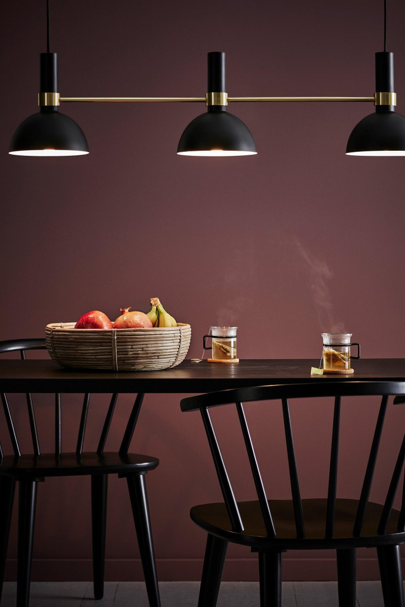 Larry 100cm Sort loftslampe Fra Markslöjd - Larry loftlampen med tre kupler er en klassiker i en moderne vintage, perfekt til køkkenbordet eller køkkenet.