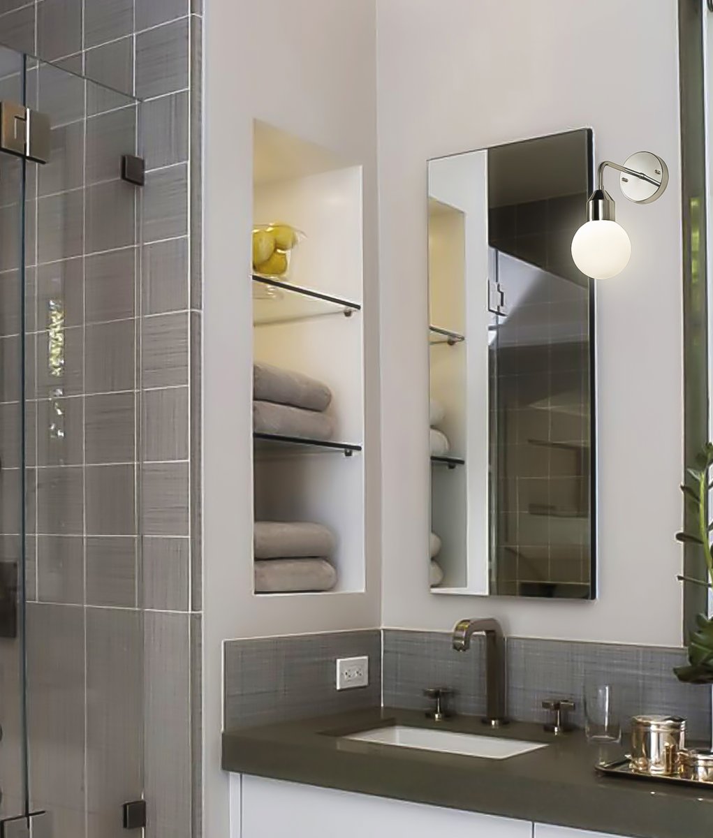 Florens Ø12 Chrom badeværelseslampe Fra Aneta Lighting - Florens er en stilfuld badeværelseslampe i forkromet metal med en rund kuppel i opalhvidt glas, der spreder et blødt og behageligt lys.