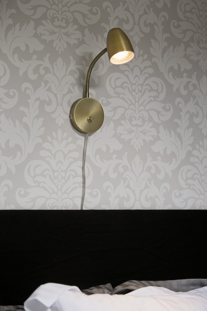 Sandnes Antik læselampe Fra Aneta Lighting - Sandnes er den optimale sengelampe, der er nem at justere i begge retninger med en fleksibel samling og lysstyrke med sin lysdæmper.