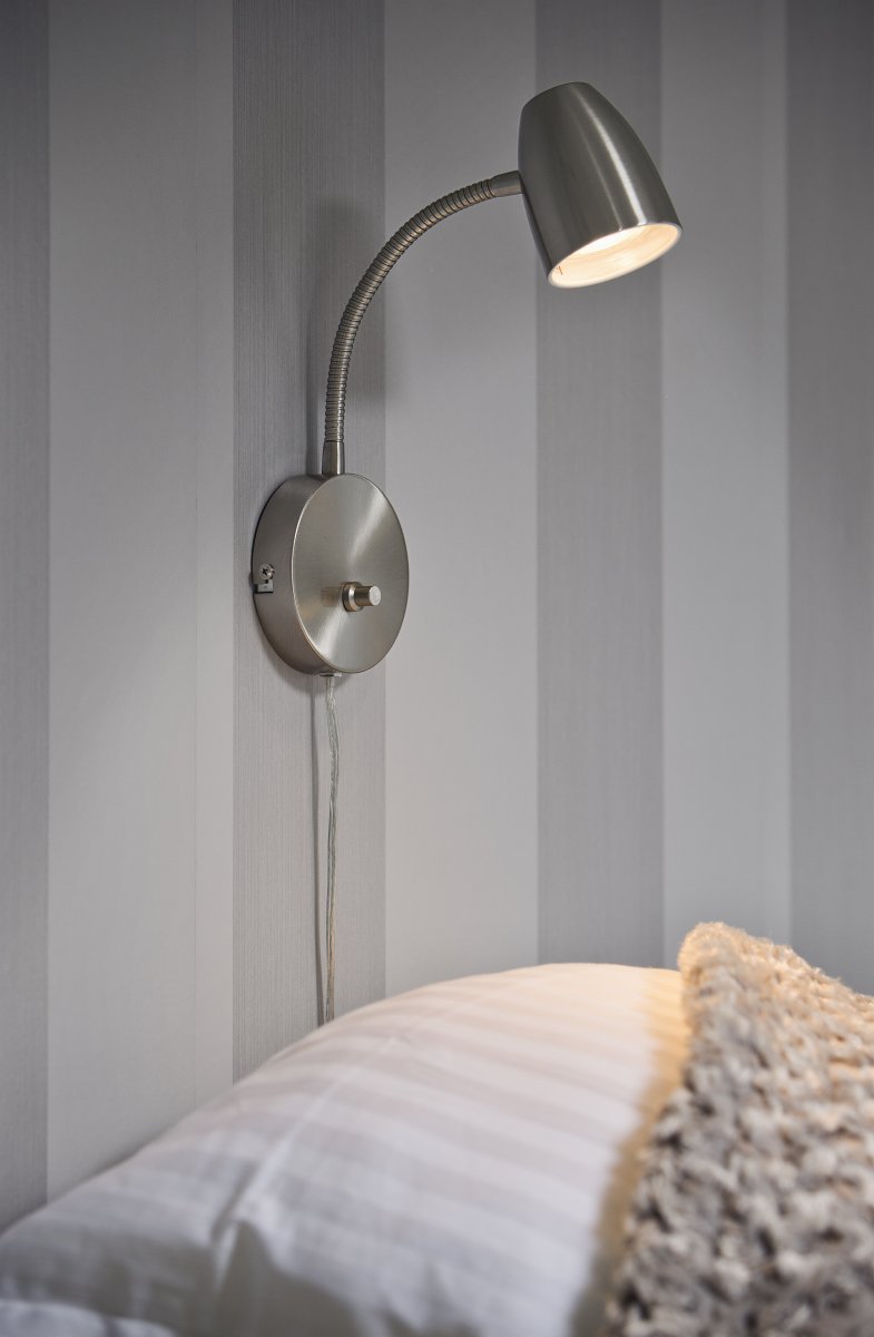 Sandnes Stål læselampe Fra Aneta Lighting - Sandnes er den optimale sengelampe, der er nem at justere i begge retninger med en fleksibel samling og lysstyrke med sin lysdæmper.