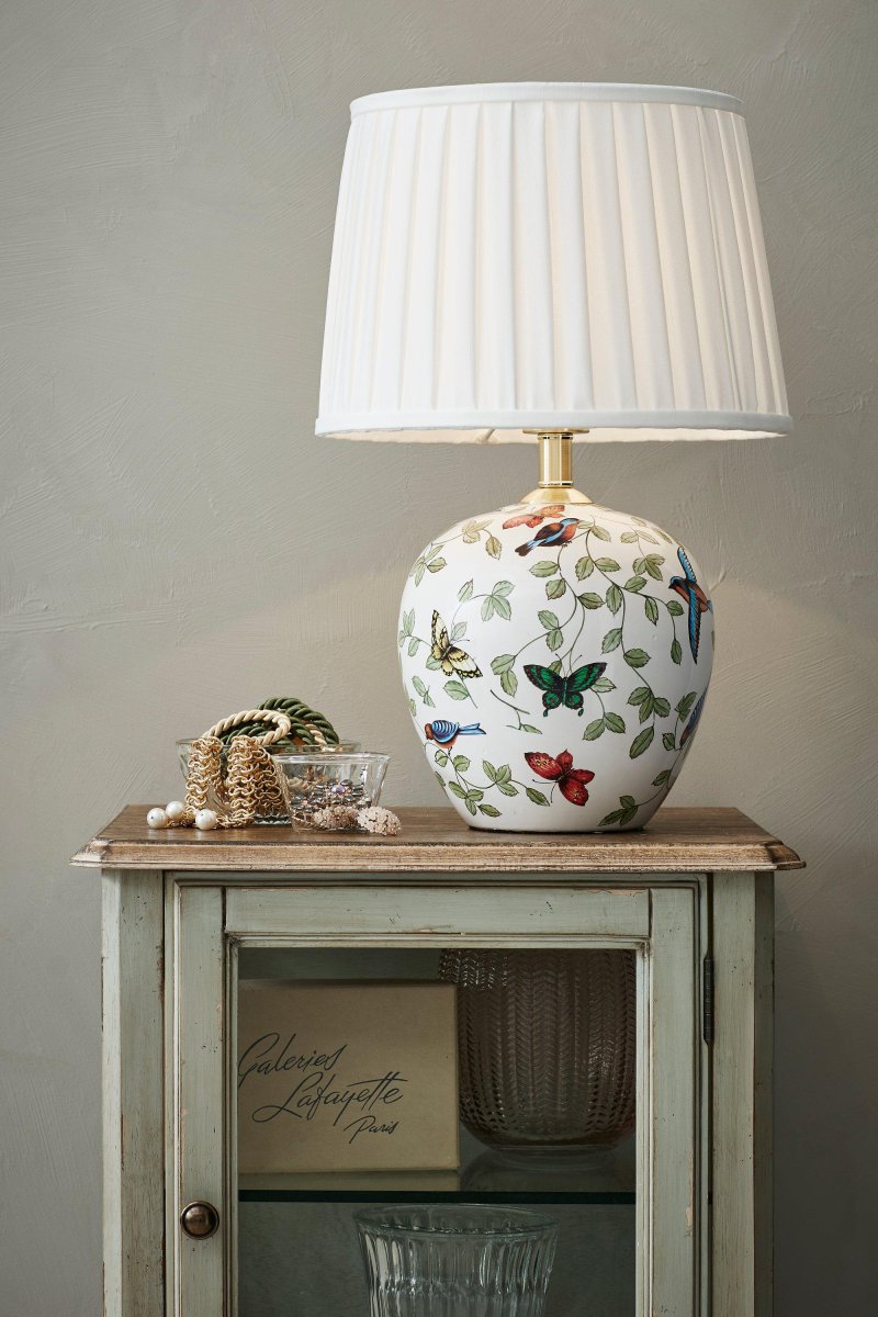 Mansion 48cm Flerfarvet bordlampe Fra Markslöjd - Med sit smukke og nostalgiske design vil denne lampe være et tidløst indslag i dit interiør, som skaber en hyggelig og hjemlig atmosfære.
