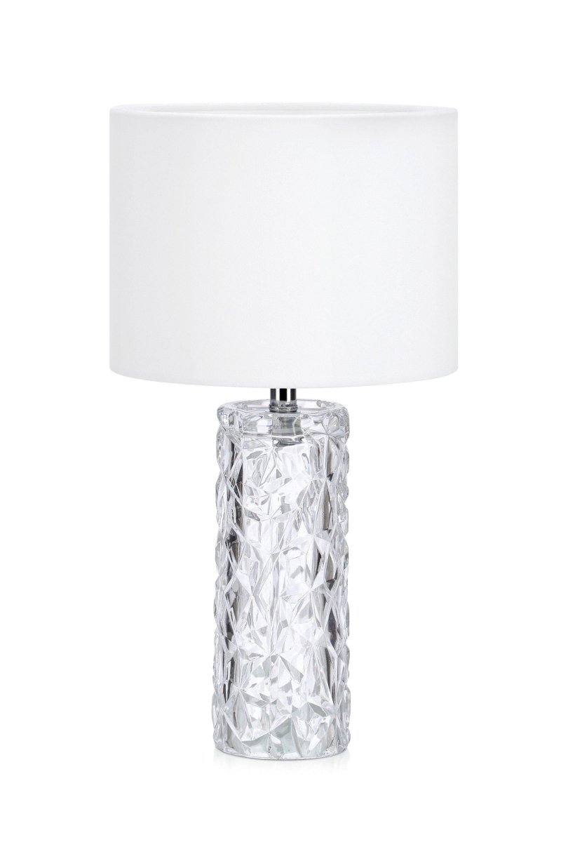 Madame 46cm Hvid bordlampe Fra Markslöjd - Madame&nbsp;bordlampe kombinerer en krystalklar base med en elegant hvid sk&aelig;rm i fl&oslash;jlsstof&nbsp;for en luksuri&oslash;s og tidl&oslash;s f&oslash;lelse.