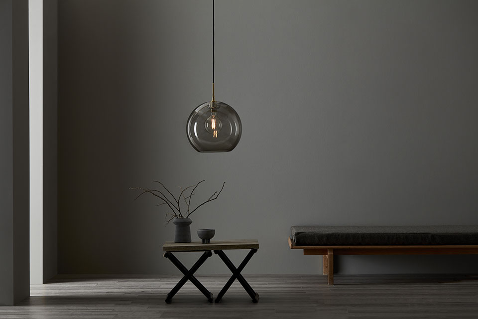 Gloria Ø26 Røget/messing loftslampe Fra Belid - Den best&aring;r af en ramme i messingfarvet metal og en glassk&aelig;rm i r&oslash;get mundbl&aelig;st glas.