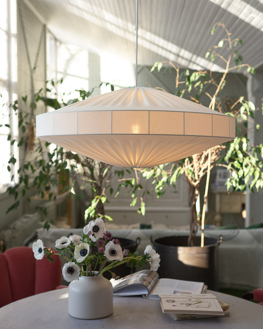 Alba Skærm Ekskl. Ophæng Ø78 Hvid loftslampe Fra Alde & Lind - Alba er en blød og dekorativ lampeskærm med metalramme og hvidt tekstil i elastisk jersey.