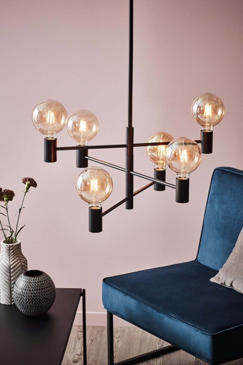 Capital Ø62 Sort loftslampe Fra Markslöjd - De seks arme i forskellige niveauer af matsort metal giver et stilrent og tidl&oslash;st udtryk, der passer perfekt i b&aring;de stue og spisestue.