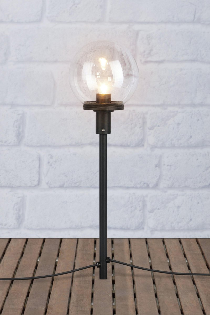 Pullertlampe 50cm Sort Garden 24 Fra Markslöjd - Garden 24 er IP44-klassificeret og tilpasset til have- og udend&oslash;rsbelysning, som du nemt kan installere.