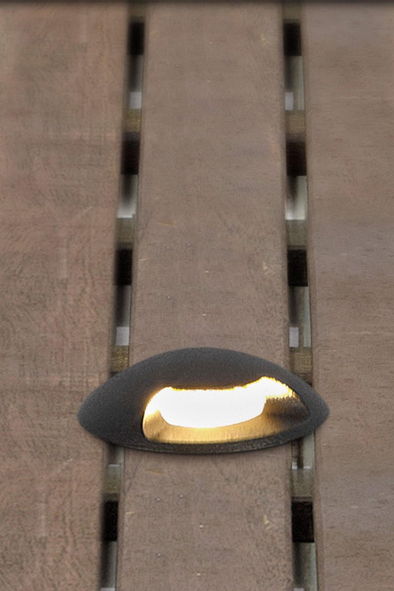 Trappespot 0,8W Sort Garden 24 Fra Markslöjd - Garden 24 er IP44-klassificeret og tilpasset til have- og udend&oslash;rsbelysning, som du nemt kan installere.