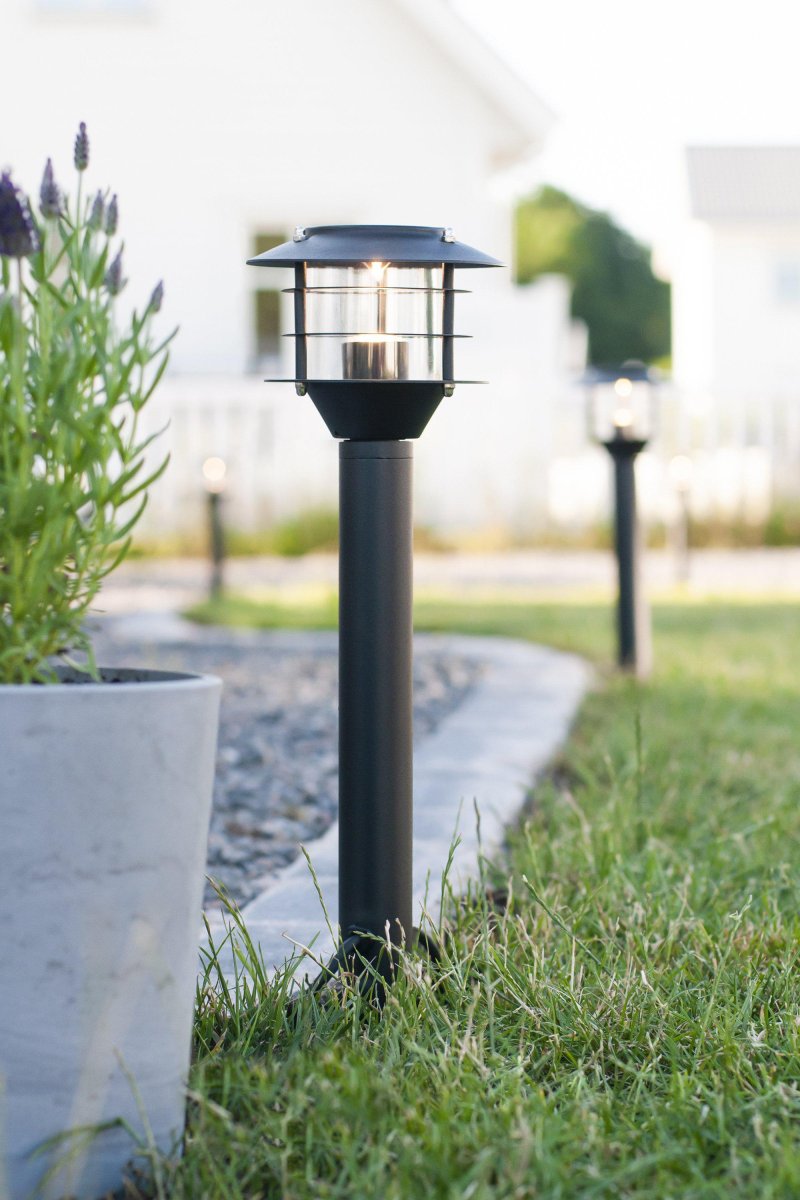 Pullertlampe 3W 45cm Sort Garden 24 Fra Markslöjd - Garden 24 er IP44-klassificeret og tilpasset til have- og udend&oslash;rsbelysning, som du nemt kan installere.