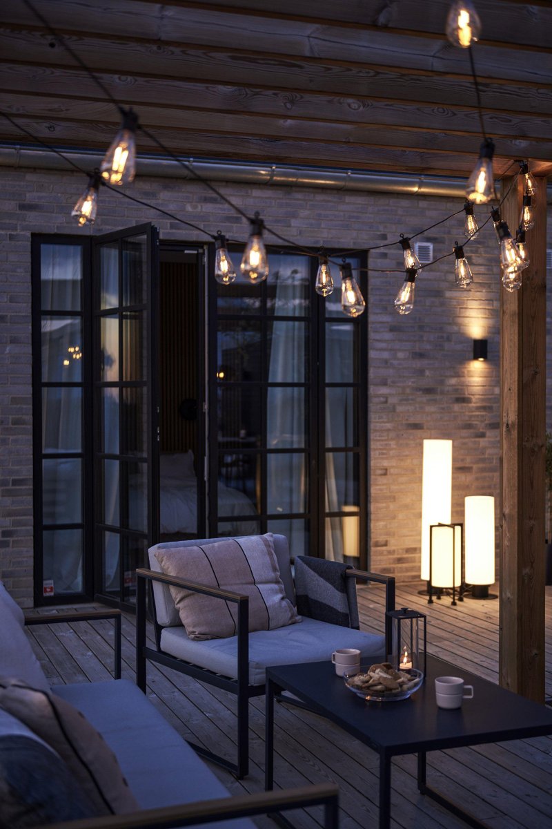 Lyskæde Pære Klar Garden 24 Fra Markslöjd - varianter, en med runde lamper og en med pæreformede lamper.