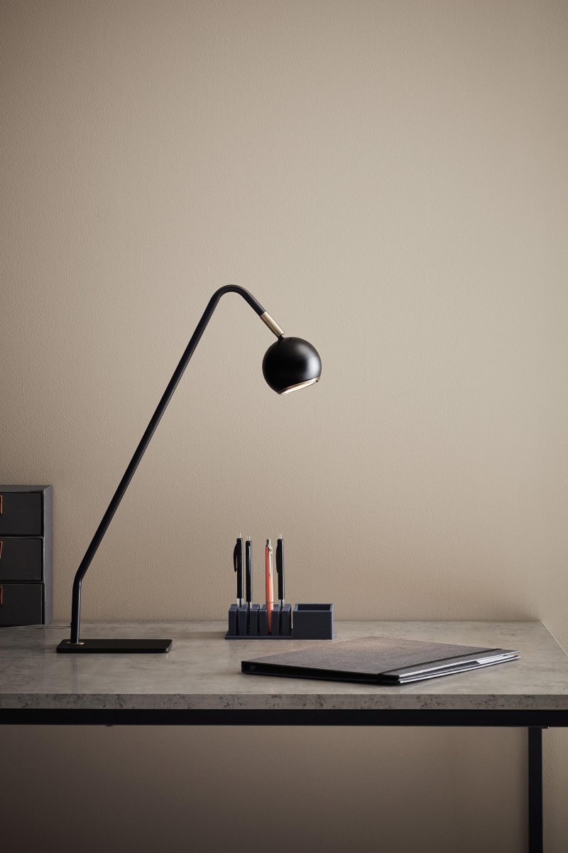 Coco 48cm Sort skrivebordslampe Fra Markslöjd - Lampens vinklede arm og runde lampesk&aelig;rm giver b&aring;de et rettet lys og et stilrent udseende, perfekt til arbejdspladser eller skoler.