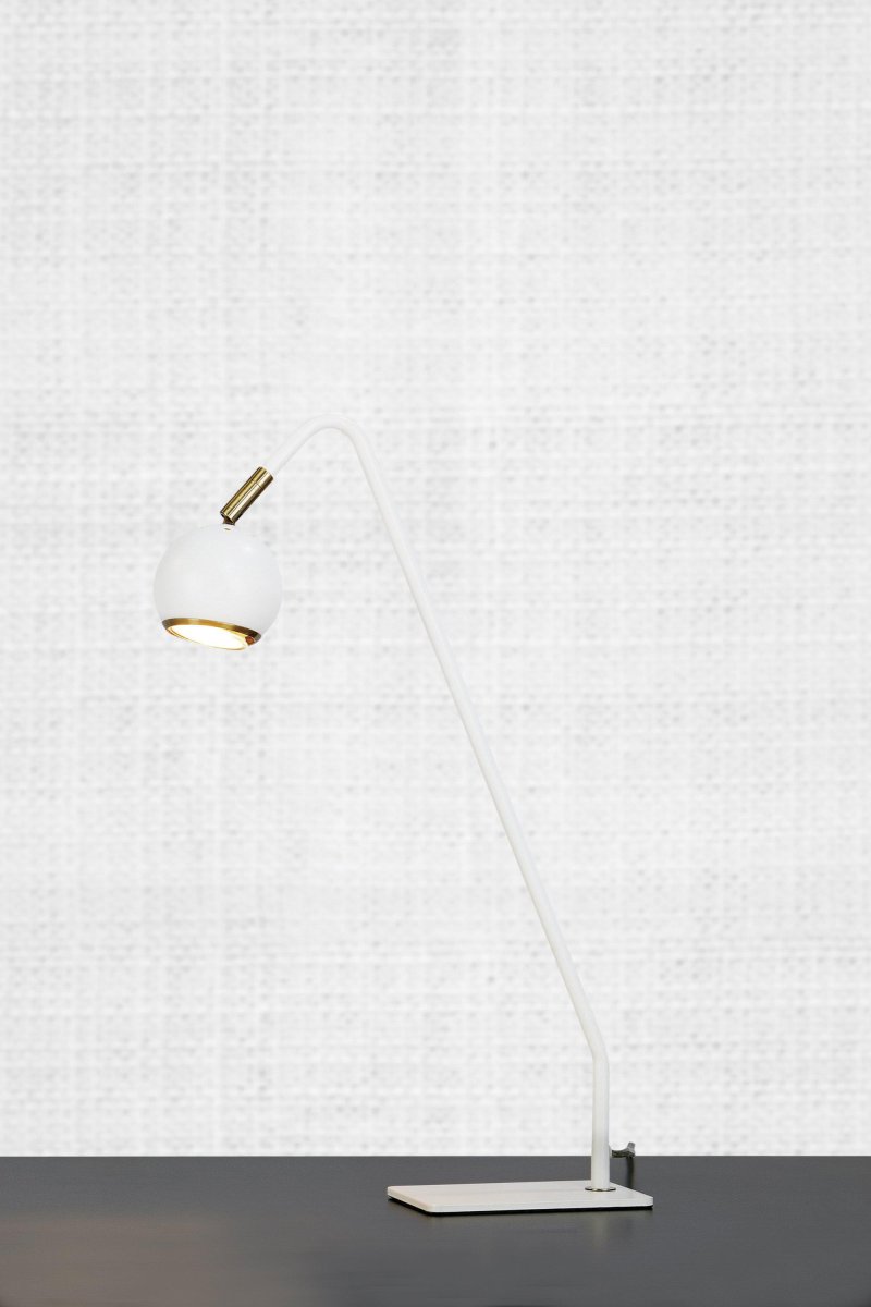 Coco 48cm Hvid skrivebordslampe Fra Markslöjd - Lampens vinklede arm og runde lampeskærm giver både et rettet lys og et stilrent udseende, perfekt til arbejdspladser eller skoler.