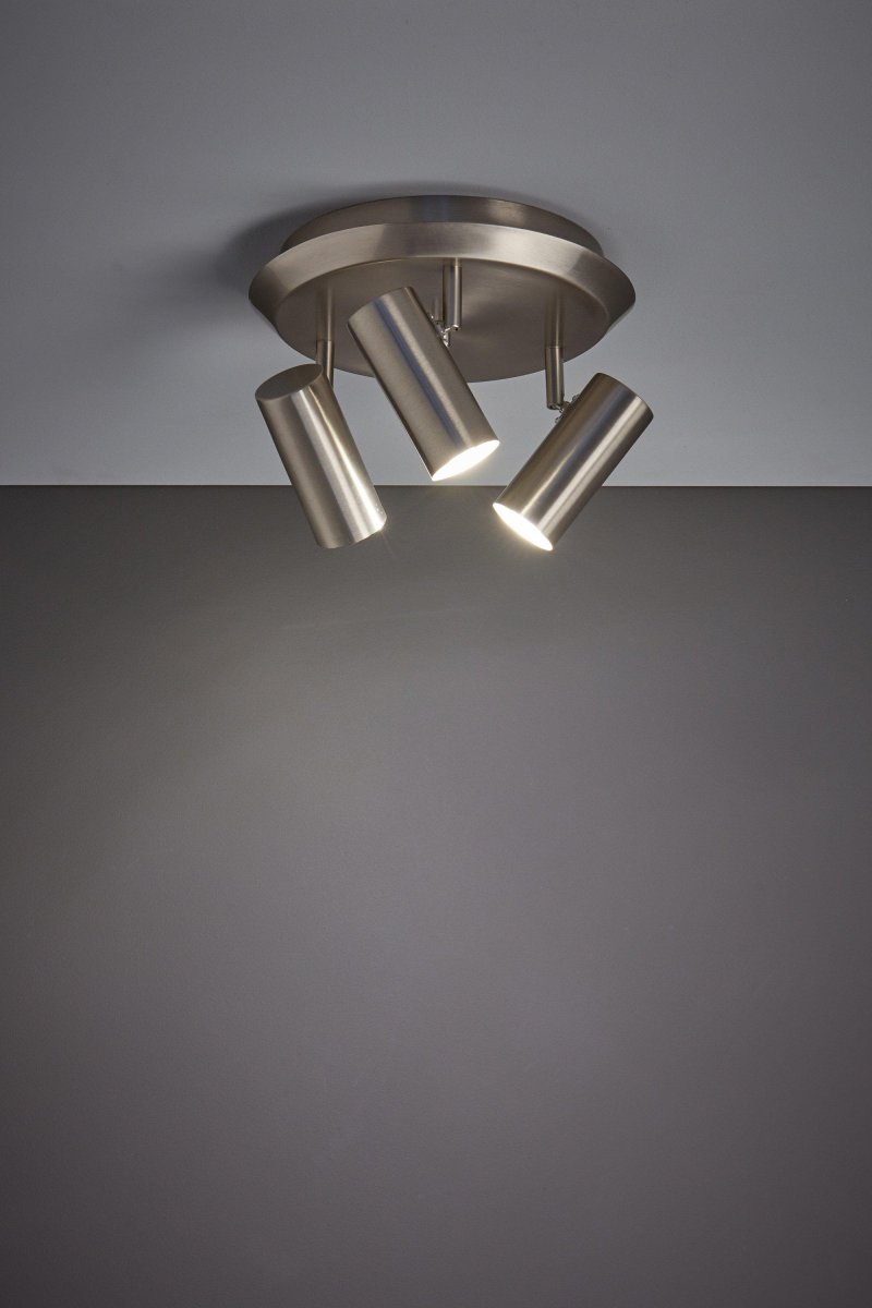 Barcelona 3 Stål spotlight Fra Markslöjd - Hvert spotlight er retningsbestemt så&aring; at du selv kan vælge, hvad du vil lyse op i dit hjem.