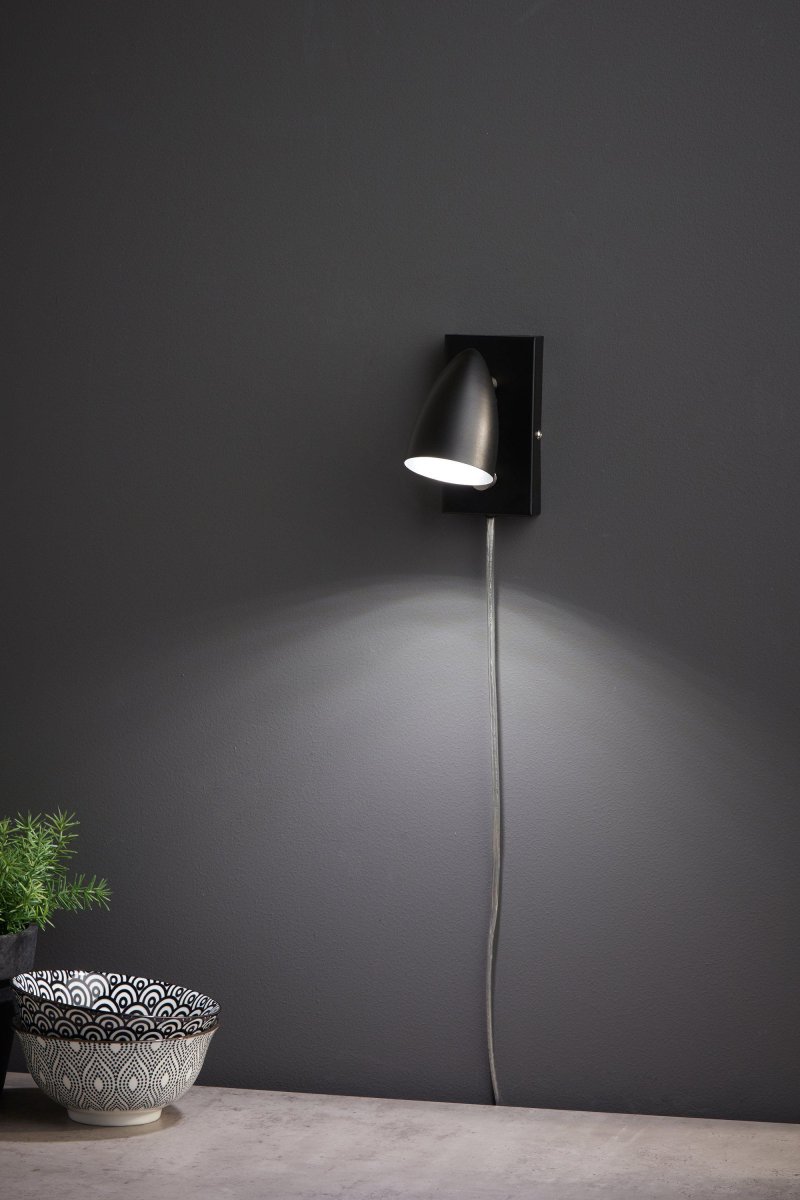 Ciro Sort læselampe Fra Markslöjd - Nem at samle og med et kompakt design er den perfekt til mindre rum, hvor b&aring;de funktion og stil er vigtig.