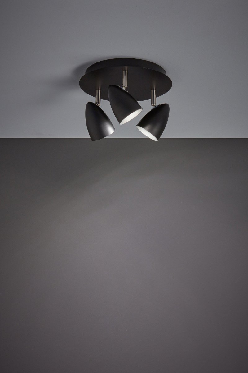 Ciro 3 Sort spotlight Fra Markslöjd - Med tre justerbare spotlights i elegante matsorte og s&oslash;lvdetaljer giver den et sofistikeret indtryk og muligg&oslash;r perfekt lysjustering til ethvert rum.