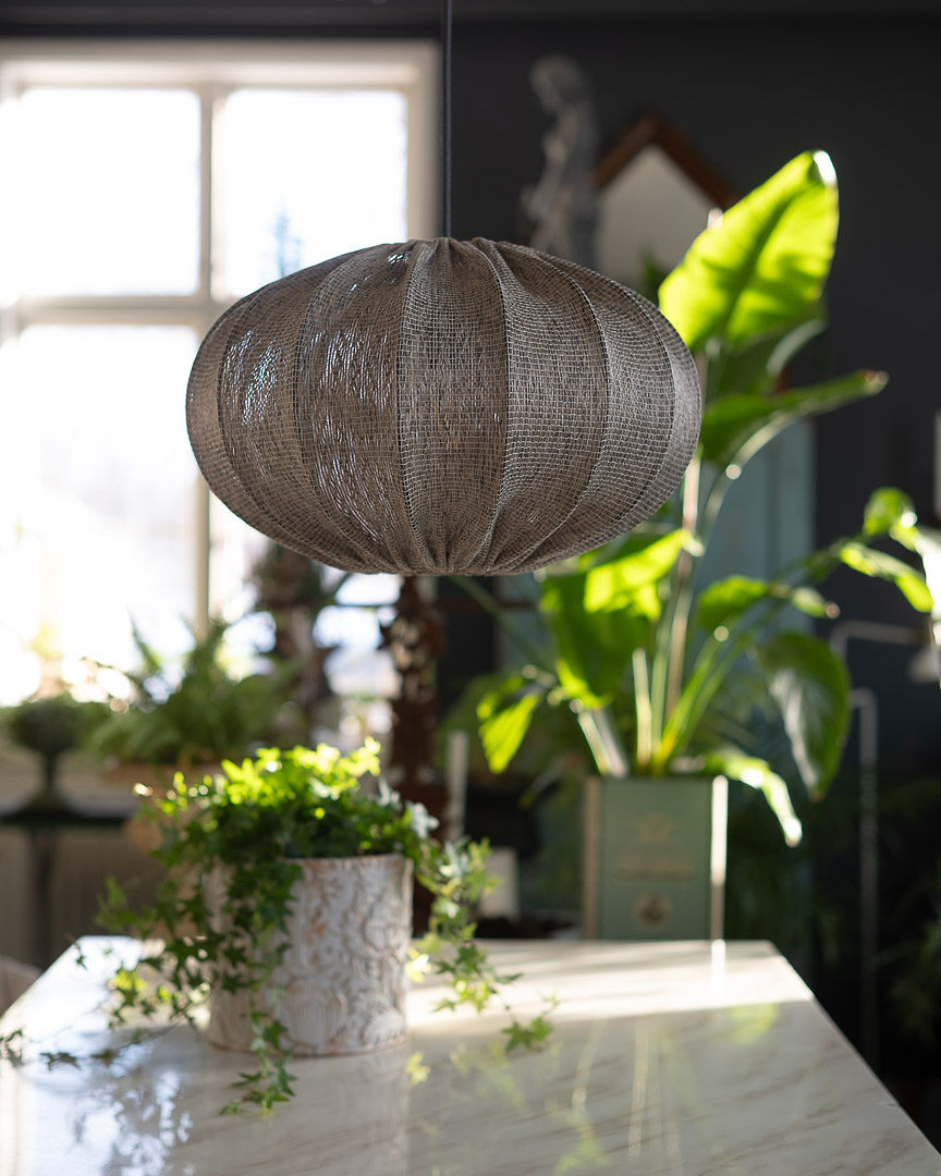 Moon Skærm Ekskl. Ophæng Ø45 Brun loftslampe Fra Alde & Lind - Moon giver rummet en varm og hyggelig følelse og passer ind i mange forskellige indretningsstile.
