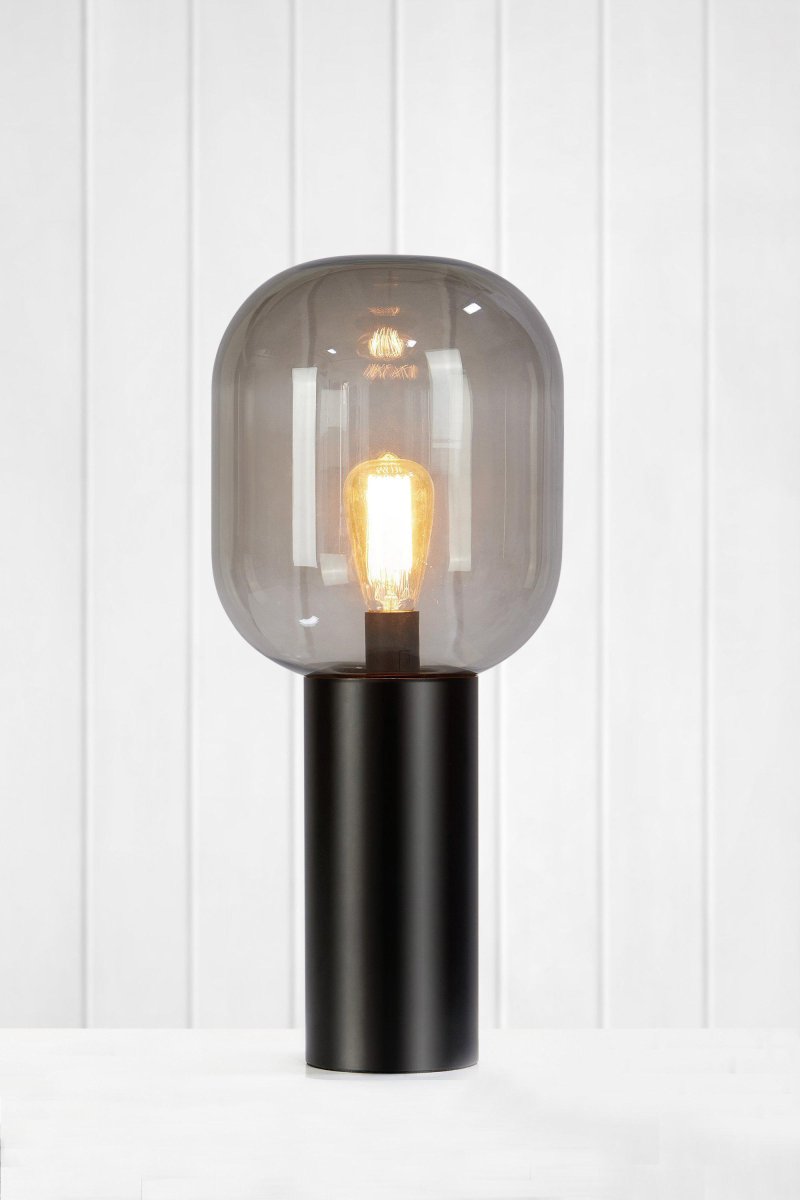 Brooklyn 56cm Sort bordlampe Fra Markslöjd - Brooklyn er en stilfuld og elegant bordlampe.