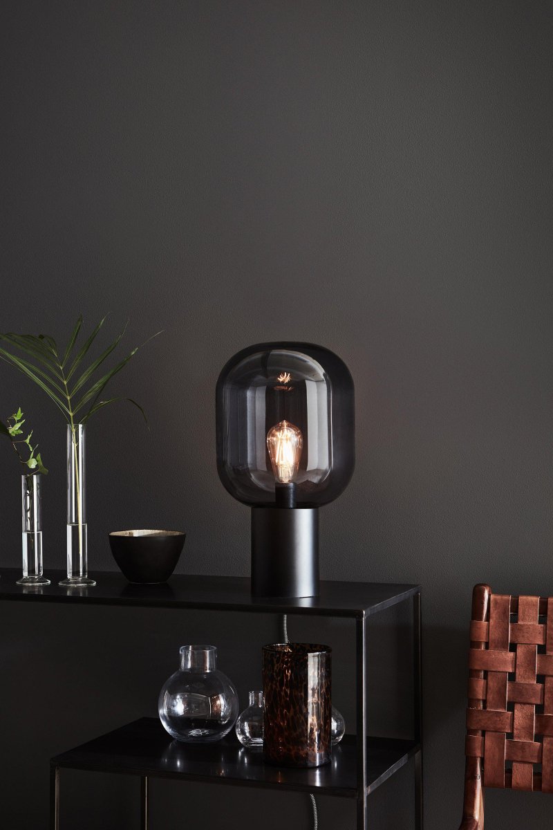 Brooklyn 44cm Sort/Røget bordlampe Fra Markslöjd - Brooklyn er en moderne og iøjnefaldende bordlampe, der fungerer som en stilfuld indretningsdetalje i rummet.