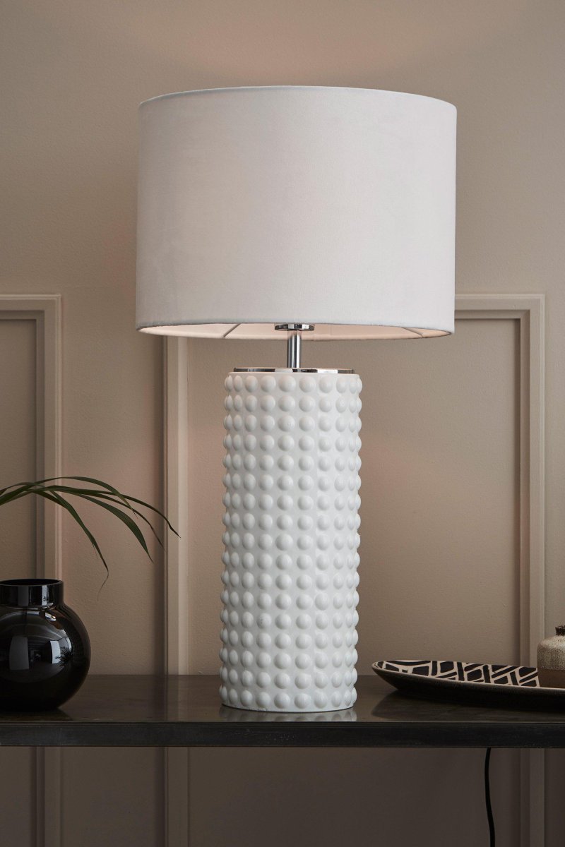 Proud 65cm Hvid bordlampe Fra Markslöjd - Den storsl&aring;ede Proud bordlampe er et rigtigt m&oslash;bel med sin h&oslash;je, sprudlende glasfod og elegante tekstilsk&aelig;rm.