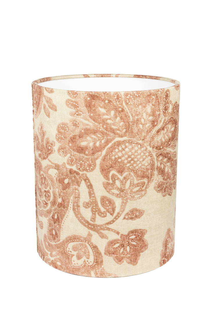 Lampshade Cylinder Sunshine Ø22 Mørkerød Fra Alde & Lind - Cylinder Sunshine er en håndsyet, cylinderformet lampeskærm i en hørblanding med et smukt, dekorativt mønster.