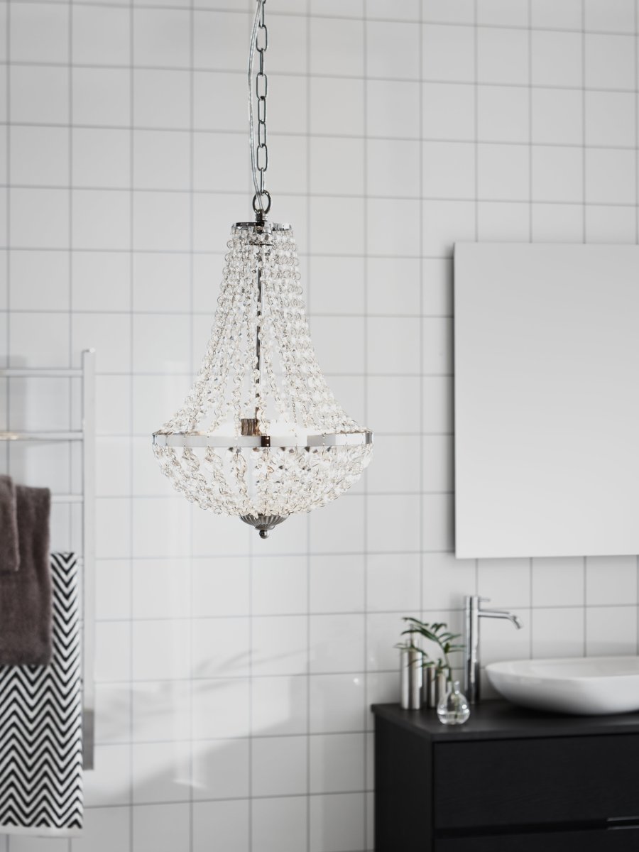 Gränsö Ø30 Chrom badeværelseslampe Fra Markslöjd - Gr&auml;ns&ouml; &auml;er en elegant loftskrone med en diameter på 30 cm, perfekt til både badeværelser og stuer.