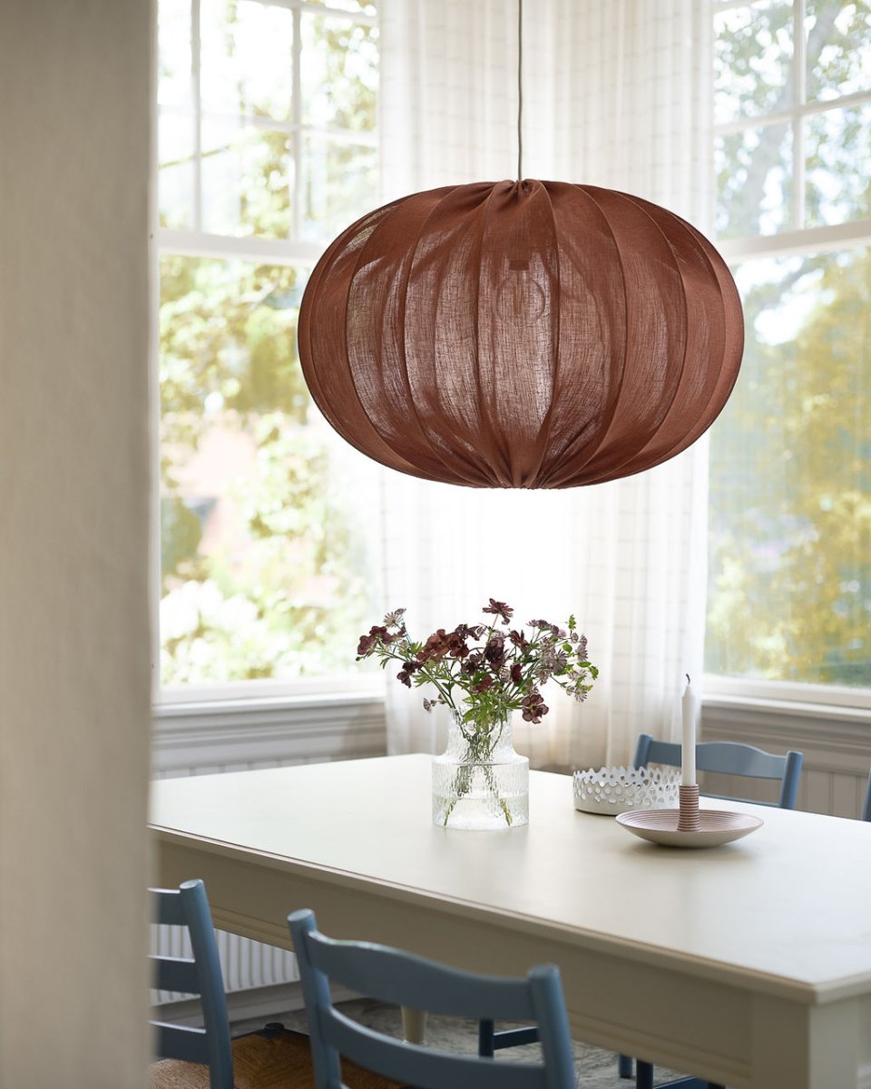 Moon Skærm Ekskl. Ophæng Ø78 Rust loftslampe Fra Alde & Lind - Moon er en rund loftslampeskærm med metalramme og stof i en varm rustfarve.