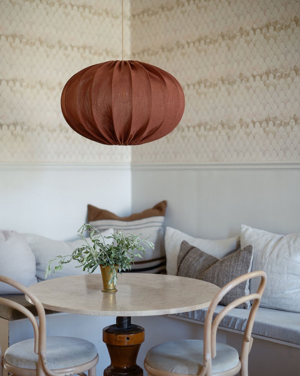 Moon Skærm Ekskl. Ophæng Ø58 Rust loftslampe Fra Alde & Lind - Moon er en rund loftslampeskærm med metalramme og stof i en varm rustfarve.