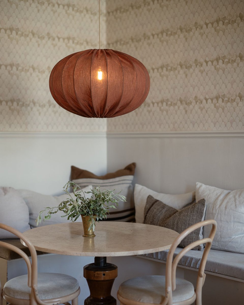 Moon Skærm Ekskl. Ophæng Ø58 Rust loftslampe Fra Alde & Lind - Moon er en rund loftslampeskærm med metalramme og stof i en varm rustfarve.