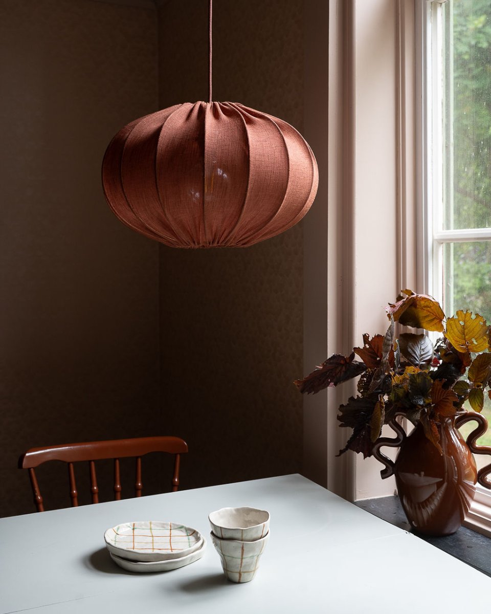 Moon Skærm Ekskl. Ophæng Ø45 Rust loftslampe Fra Alde & Lind - Moon er en rund loftslampesk&aelig;rm med metalramme og stof i en varm rustfarve.