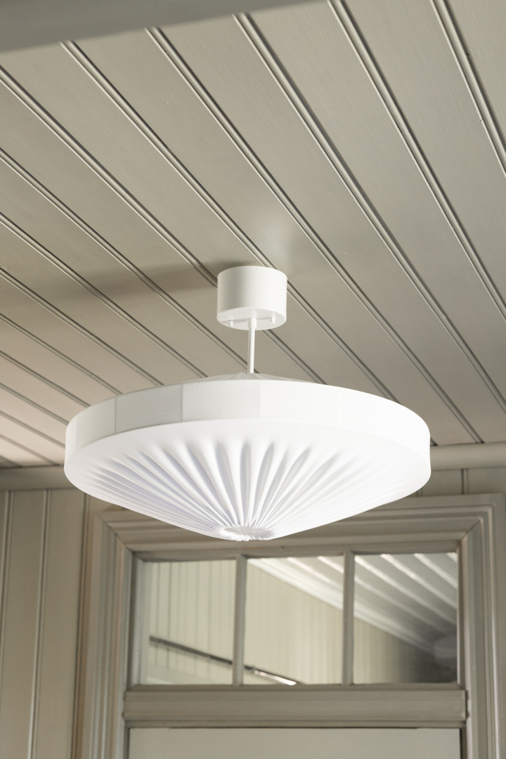 Alba Skærm Ekskl. Ophæng Ø58 Hvid loftslampe Fra Alde & Lind - Alba er en blød og dekorativ lampeskærm med metalramme og hvidt tekstil i elastisk jersey.