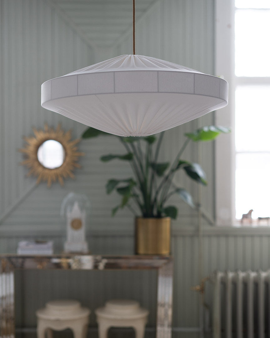Alba Skærm Ekskl. Ophæng Ø58 Hvid loftslampe Fra Alde & Lind - Alba er en blød og dekorativ lampeskærm med metalramme og hvidt tekstil i elastisk jersey.