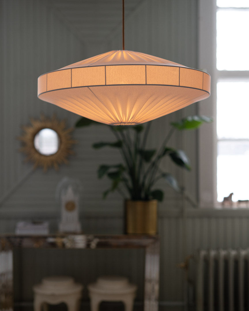 Alba Skærm Ekskl. Ophæng Ø58 Hvid loftslampe Fra Alde & Lind - Alba er en blød og dekorativ lampeskærm med metalramme og hvidt tekstil i elastisk jersey.