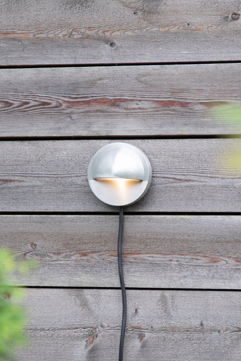 Facadebelysning 0,8W Aluminium Garden 24 Fra Markslöjd - En praktisk og nem at installere v&aelig;glampe, der er perfekt til belysning af for eksempel garager eller facader.