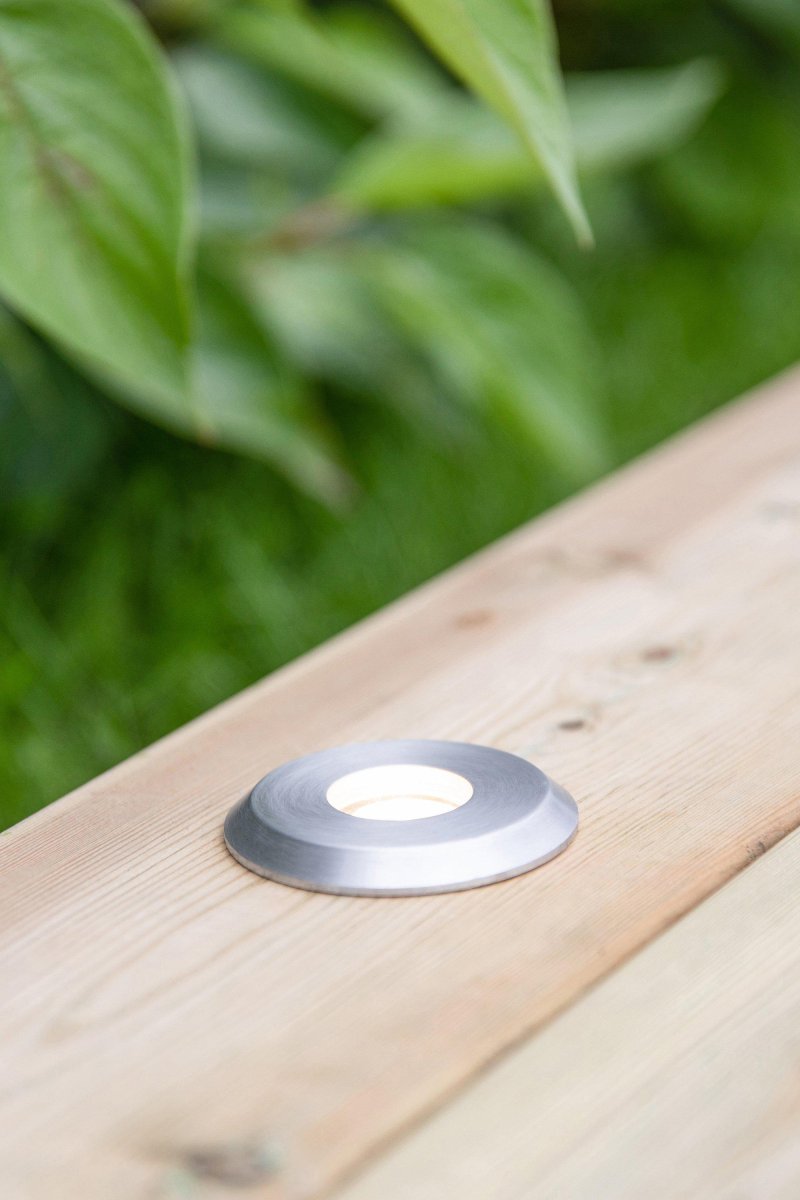 Terrasse-Spot 0,8W Aluminium Garden 24 Fra Markslöjd - Modellen er 60 mm i diameter og f&aring;s i farverne sort og aluminium.