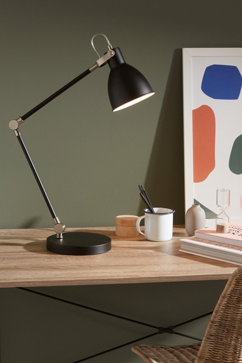 House 62cm Sort skrivebordslampe Fra Markslöjd - House kombinerer både funktion og design, hvilket gør det til et fremragende valg til arbejdspladsen.