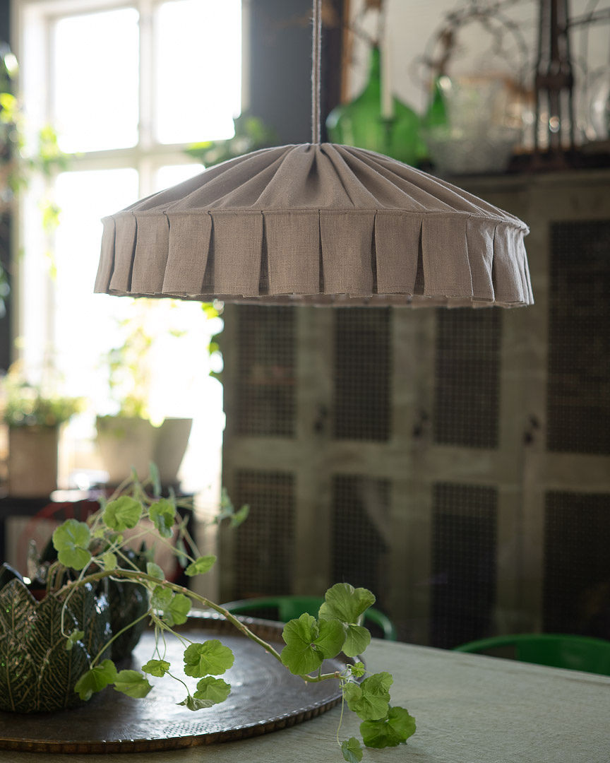 Vinga Skærm Ekskl. Ophæng Ø58 Natur loftslampe Fra Alde & Lind - Vinga er en dekorativ loftslampesk&aelig;rm i 100% naturligt h&oslash;r, der giver rummet et bl&oslash;dt og hyggeligt udtryk.